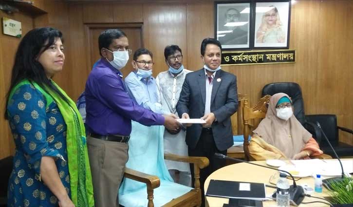 গার্মেন্টস শ্রমিকের মৃত্যুজনিত সহায়তায় ১ কোটি ৮২ লাখ টাকা প্রদান গার্মেন্টস শ্রমিকের মৃত্যুজনিত সহায়তায় ১ কোটি ৮২ লাখ টাকা প্রদান