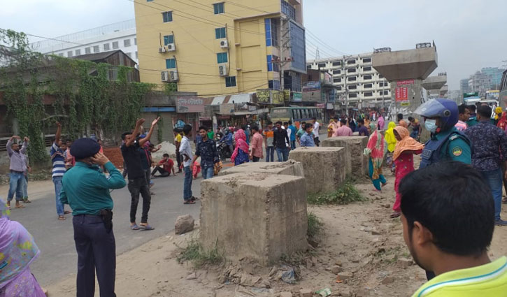 বেতনের দাবিতে ঢাকা-ময়মনসিংহ মহাসড়ক ৪ ঘণ্টা অবরোধ পোশাককর্মীদের বেতনের দাবিতে ঢাকা-ময়মনসিংহ মহাসড়ক ৪ ঘণ্টা অবরোধ পোশাককর্মীদের