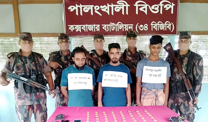 ৫৬টি স্বর্ণের বারসহ আটক ৩ ৫৬টি স্বর্ণের বারসহ আটক ৩