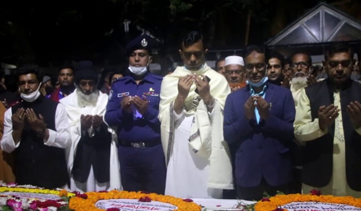 বঙ্গবন্ধুর সমাধিতে সর্বস্তরের মানুষের শ্রদ্ধা বঙ্গবন্ধুর সমাধিতে সর্বস্তরের মানুষের শ্রদ্ধা