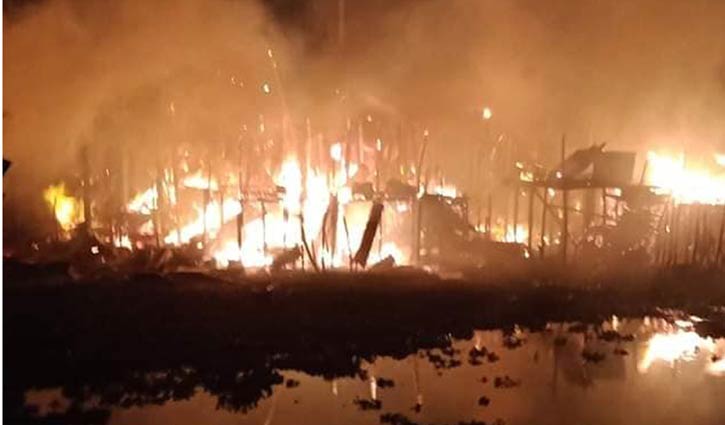 কোটালীপাড়ায় আগুনে পুড়ে ১৩ দোকান ছাই কোটালীপাড়ায় আগুনে পুড়ে ১৩ দোকান ছাই
