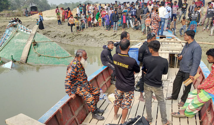 মধুমতিতে বালুবোঝাই ট্রলার ডুবে ২ শ্রমিক নিখোঁজ মধুমতিতে বালুবোঝাই ট্রলার ডুবে ২ শ্রমিক নিখোঁজ