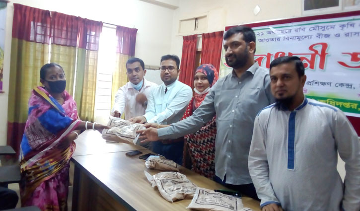 বিনামূল্যে সরিষা বীজ-সার পেলেন হিলির কৃষকরা বিনামূল্যে সরিষা বীজ-সার পেলেন হিলির কৃষকরা