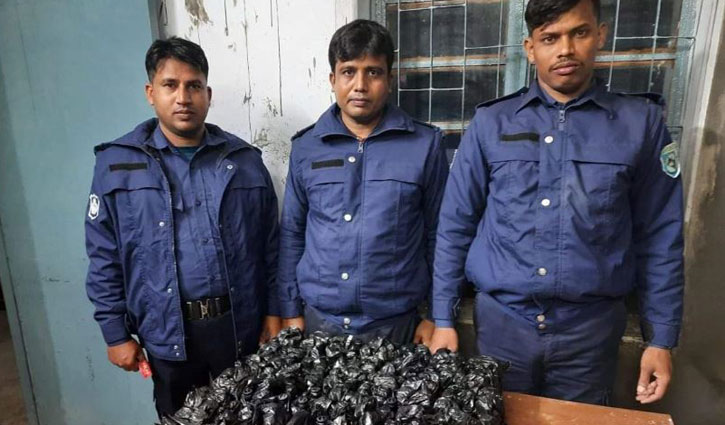 হিলি সীমান্তে বিপুল পরিমাণ ফেনসিডিল জব্দ হিলি সীমান্তে বিপুল পরিমাণ ফেনসিডিল জব্দ