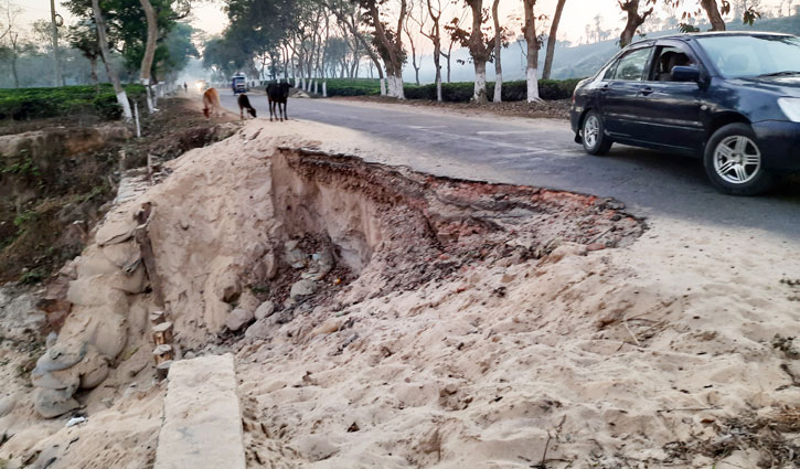 পাহাড়ের ব্রিজটি এখন মরণ ফাঁদ