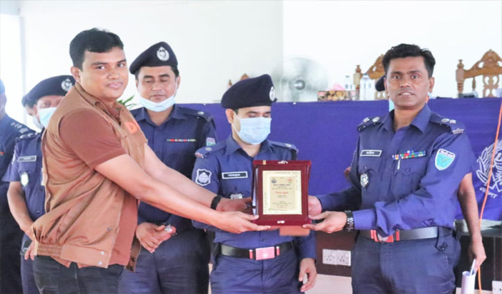এমসি কলেজে গণধর্ষণ: আসামিদের গ্রেপ্তার করে পুরস্কৃত হলেন ওসি রোকন এমসি কলেজে গণধর্ষণ: আসামিদের গ্রেপ্তার করে পুরস্কৃত হলেন ওসি রোকন
