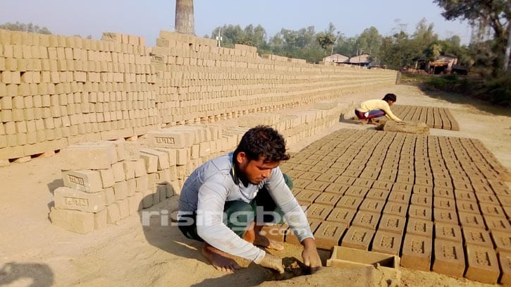 ইট তৈরিতে ব্যস্ত হিলির ভাটা শ্রমিকরা