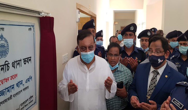 কাউকে বাদ দিয়ে দেশ গড়ার চিন্তা সরকারের নেই: স্বরাষ্ট্রমন্ত্রী কাউকে বাদ দিয়ে দেশ গড়ার চিন্তা সরকারের নেই: স্বরাষ্ট্রমন্ত্রী
