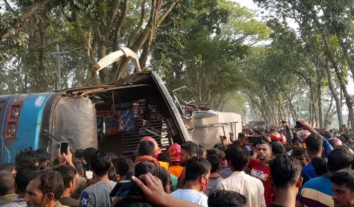 ঝিনাইদহে বাস-ট্রাক সংঘর্ষ: নিহতের সংখ্যা বেড়ে ১০, আহত ১৫ ঝিনাইদহে বাস-ট্রাক সংঘর্ষ: নিহতের সংখ্যা বেড়ে ১০, আহত ১৫