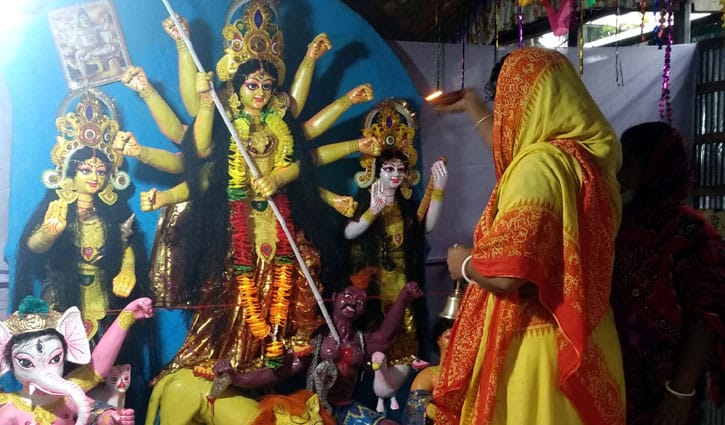 যশোরে নারীদের নেতৃত্বে প্রথম দুর্গাপূজা যশোরে নারীদের নেতৃত্বে প্রথম দুর্গাপূজা