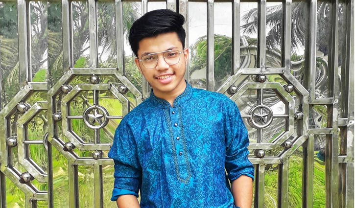 বাসের সিটে কলেজের প্রথম ক্লাস  