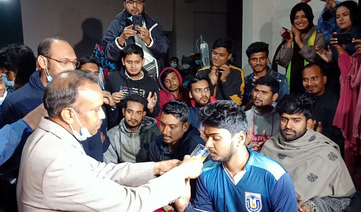 ৮ দিন পর খুবির দুই শিক্ষার্থীর অনশন ভাঙালেন উপাচার্য ৮ দিন পর খুবির দুই শিক্ষার্থীর অনশন ভাঙালেন উপাচার্য