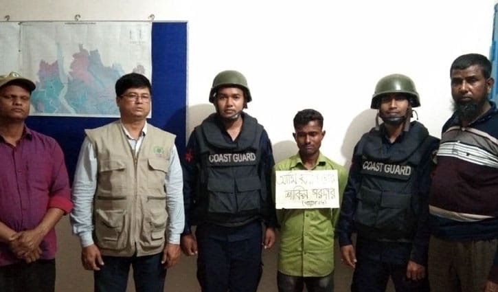 খুলনায় জীবিত হরিণসহ শিকারি আটক খুলনায় জীবিত হরিণসহ শিকারি আটক