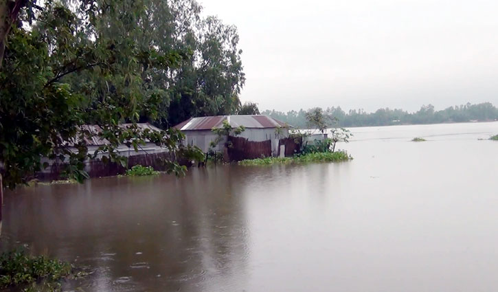 বৃষ্টি-উজানের ঢলে বাড়ছে ৪ নদ-নদীর পানি বৃষ্টি-উজানের ঢলে বাড়ছে ৪ নদ-নদীর পানি