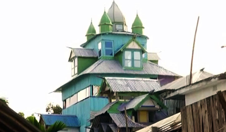 ২০ টাকায় দেখে আসুন কাঠের ৫ তলা বাড়ি