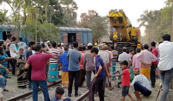 ২৭ ঘণ্টা পর কুষ্টিয়া-রাজবাড়ী-ফরিদপুর রুটে ট্রেন চলাচল স্বাভাবিক ২৭ ঘণ্টা পর কুষ্টিয়া-রাজবাড়ী-ফরিদপুর রুটে ট্রেন চলাচল স্বাভাবিক