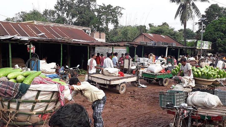 খলিসাকুন্ডি: ছোট হাটে বড় বেচাকেনা খলিসাকুন্ডি: ছোট হাটে বড় বেচাকেনা