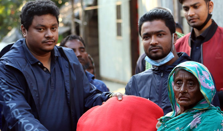 লক্ষ্মীপুরে শতাধিক জেলে পরিবারে কম্বল বিতরণ লক্ষ্মীপুরে শতাধিক জেলে পরিবারে কম্বল বিতরণ