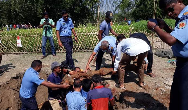 পুকুর খুঁড়তেই বেরিয়ে এলো বিমানের ধ্বংসাবশেষ পুকুর খুঁড়তেই বেরিয়ে এলো বিমানের ধ্বংসাবশেষ
