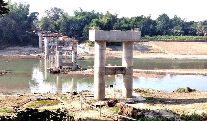 শীলেরতুয়া ব্রিজের নির্মাণ কাজে ধীর গতি: দুর্ভোগে স্থানীয়রা শীলেরতুয়া ব্রিজের নির্মাণ কাজে ধীর গতি: দুর্ভোগে স্থানীয়রা