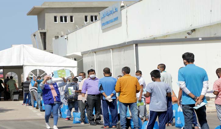 লিবিয়ায় হামলা থেকে বেঁচে যাওয়া ৯ অভিবাসীসহ দেশে ফিরলেন ১৬৪ বাংলাদেশি