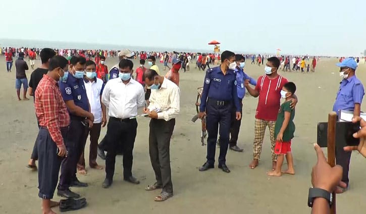 সৈকতে মাস্ক না পরায় পর্যটকদের জরিমানা সৈকতে মাস্ক না পরায় পর্যটকদের জরিমানা