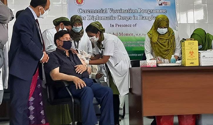 করোনার টিকা নিলেন পররাষ্ট্রমন্ত্রী করোনার টিকা নিলেন পররাষ্ট্রমন্ত্রী