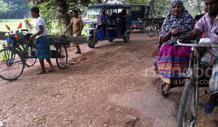 রাস্তায় গর্ত: ১২ বছর ধরে বাস চলাচল বন্ধ রাস্তায় গর্ত: ১২ বছর ধরে বাস চলাচল বন্ধ