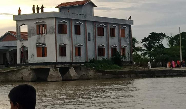 পদ্মায় বিলীন শিবচরের ইউপি ভবন পদ্মায় বিলীন শিবচরের ইউপি ভবন