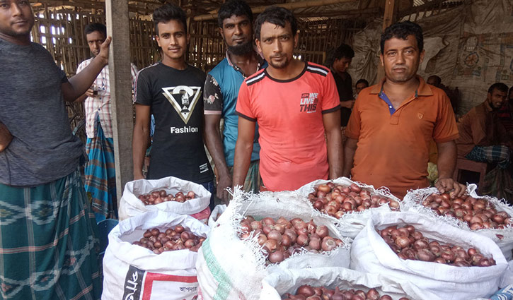 মাগুরায় পেঁয়াজের দাম কেজিতে ২০ টাকা কমলো মাগুরায় পেঁয়াজের দাম কেজিতে ২০ টাকা কমলো