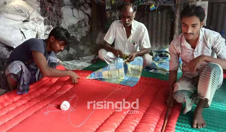 মানিকগঞ্জে বেড়েছে লেপ তোষকের চাহিদা মানিকগঞ্জে বেড়েছে লেপ তোষকের চাহিদা