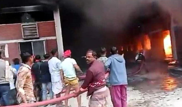মানিকগঞ্জে গ্যাস লাইটার ফ্যাক্টরিতে আগুন মানিকগঞ্জে গ্যাস লাইটার ফ্যাক্টরিতে আগুন
