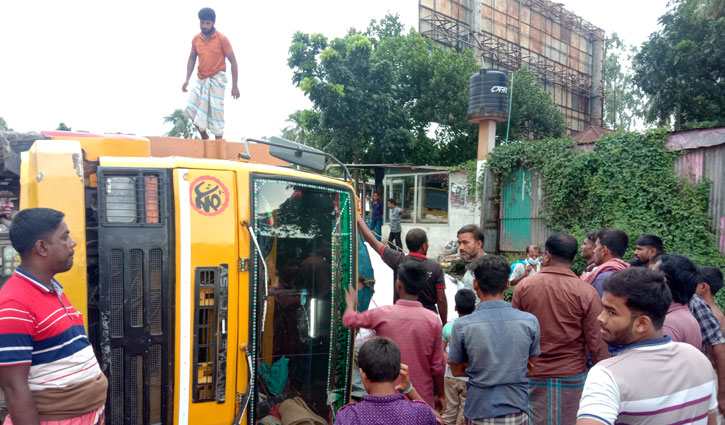 ট্রাক উল্টে পাটুরিয়ার ঘাটে যান পারাপার বন্ধ, দেড় ঘণ্টা পর চালু ট্রাক উল্টে পাটুরিয়ার ঘাটে যান পারাপার বন্ধ, দেড় ঘণ্টা পর চালু