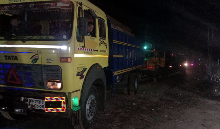 পাটুরিয়ায় ফেরি বিকল: পারের অপেক্ষায় দেড়শতাধিক পণ্যবাহী ট্রাক পাটুরিয়ায় ফেরি বিকল: পারের অপেক্ষায় দেড়শতাধিক পণ্যবাহী ট্রাক