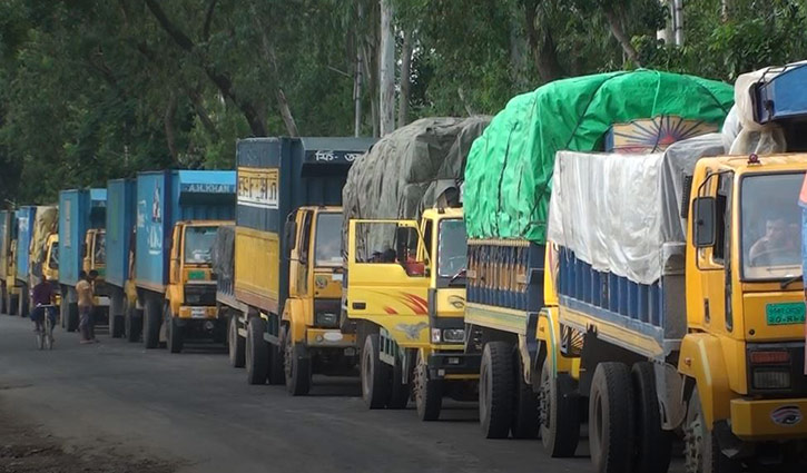 পাটুরিয়ায় পণ্যবাহী ট্রাক পারাপারে বাড়তি টাকা আদায়ের অভিযোগ পাটুরিয়ায় পণ্যবাহী ট্রাক পারাপারে বাড়তি টাকা আদায়ের অভিযোগ