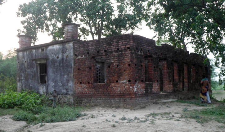 মেহেরপুর সীমান্তের শতবর্ষী মসজিদে এখনো নামাজ হয় মেহেরপুর সীমান্তের শতবর্ষী মসজিদে এখনো নামাজ হয়