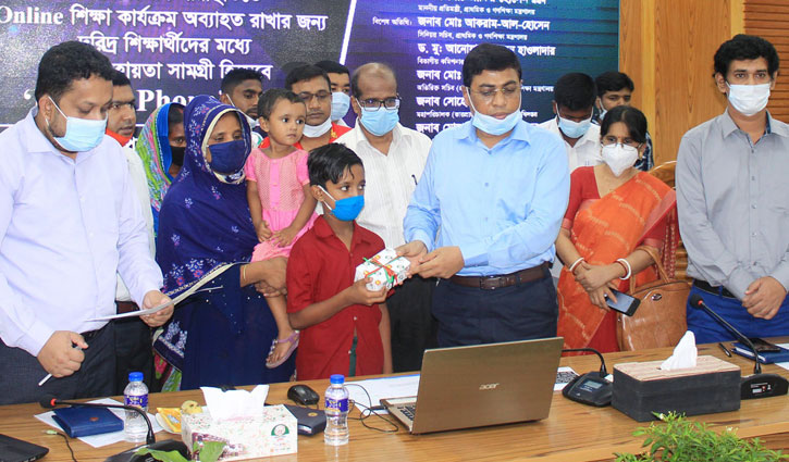 খুলনায় ১৭১৭ দরিদ্র ক্ষুদে শিক্ষার্থী পেলো মোবাইল ফোন খুলনায় ১৭১৭ দরিদ্র ক্ষুদে শিক্ষার্থী পেলো মোবাইল ফোন
