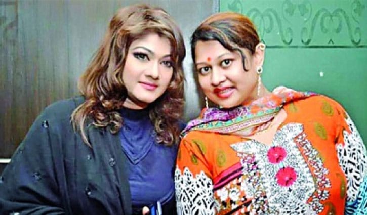 মুনমুনের দুঃসময়ে পাশে দাঁড়ালেন ময়ূরী মুনমুনের দুঃসময়ে পাশে দাঁড়ালেন ময়ূরী