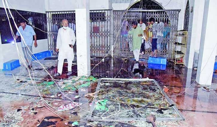 মসজিদে বিস্ফোরণ: মৃতের সংখ্যা বেড়ে ২৬ মসজিদে বিস্ফোরণ: মৃতের সংখ্যা বেড়ে ২৬