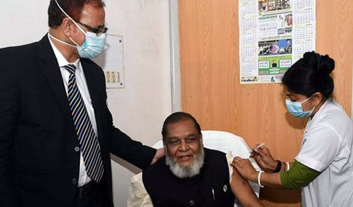 ‘মন্ত্রীর টিকা নেওয়ার ভিডিও এডিট করে প্রচার উদ্দেশ্যপ্রণোদিত’