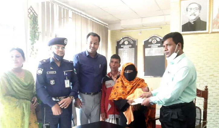 বিক্রি হওয়া শিশুকে মায়ের কোলে ফিরিয়ে দিলেন ডিসি বিক্রি হওয়া শিশুকে মায়ের কোলে ফিরিয়ে দিলেন ডিসি