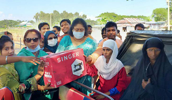 প্রতিবন্ধীর ফোন পেয়ে সাহায্য পাঠালেন সমাজকল্যাণ প্রতিমন্ত্রী প্রতিবন্ধীর ফোন পেয়ে সাহায্য পাঠালেন সমাজকল্যাণ প্রতিমন্ত্রী