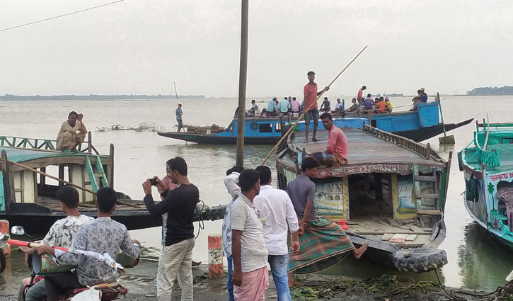 হাওরে যাত্রীবাহী ট্রলারের অবাধ চলাচল, দুর্ঘটনার আশঙ্কা হাওরে যাত্রীবাহী ট্রলারের অবাধ চলাচল, দুর্ঘটনার আশঙ্কা