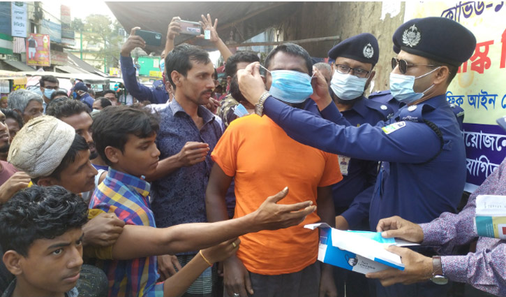 নেত্রকোনায় পুলিশের মাস্ক বিতরণ নেত্রকোনায় পুলিশের মাস্ক বিতরণ