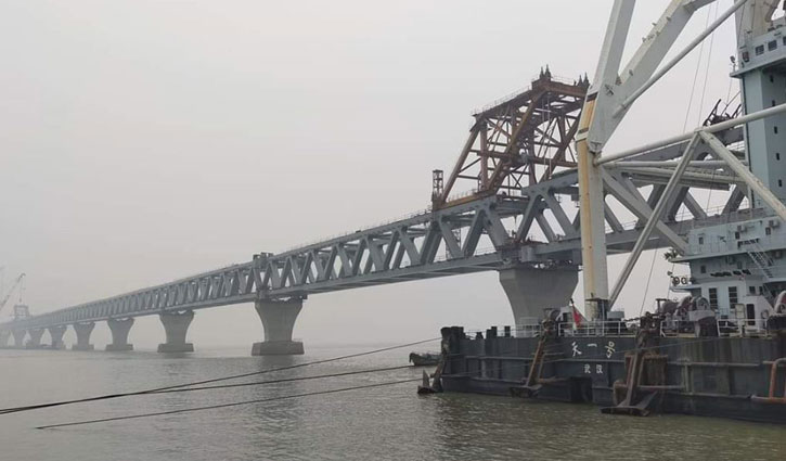 পদ্মা সেতুতে বসলো ৩৯তম স্প্যান, দৃশ্যমান ৫ হাজার ৮৫০ মিটার পদ্মা সেতুতে বসলো ৩৯তম স্প্যান, দৃশ্যমান ৫ হাজার ৮৫০ মিটার