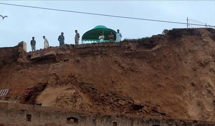 পাকিস্তানে ভূমিধ্বসে নিহত ১৬ পাকিস্তানে ভূমিধ্বসে নিহত ১৬