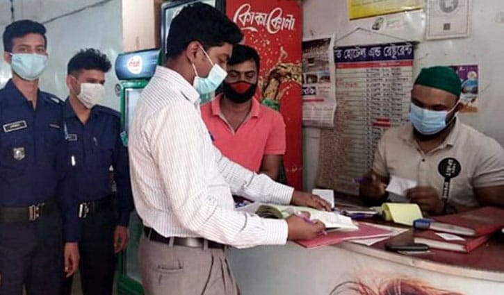 শিমুলিয়া ঘাটের খাবারের ৪ দোকানকে জরিমানা শিমুলিয়া ঘাটের খাবারের ৪ দোকানকে জরিমানা