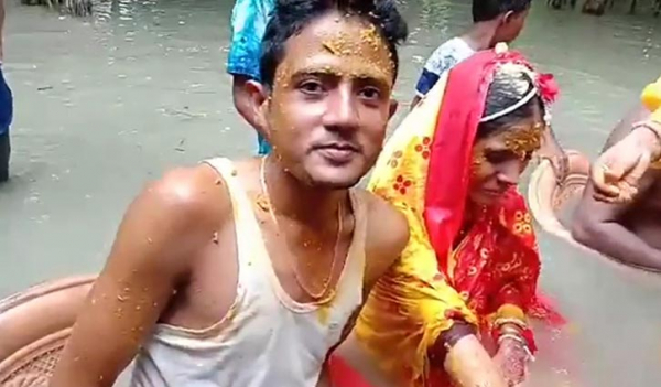 জোয়ারের পানির মধ্যে বর-বধূর গায়ে হলুদ 