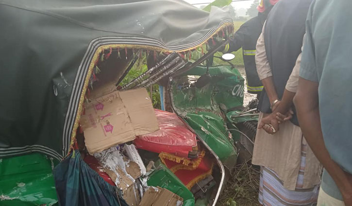 পূর্বধলায় ট্রাকের ধাক্কায় নিহত ২ পূর্বধলায় ট্রাকের ধাক্কায় নিহত ২