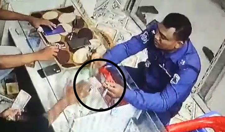 রাজশাহীতে পুলিশের ঘুষ নেওয়ার ভিডিও ভাইরাল রাজশাহীতে পুলিশের ঘুষ নেওয়ার ভিডিও ভাইরাল